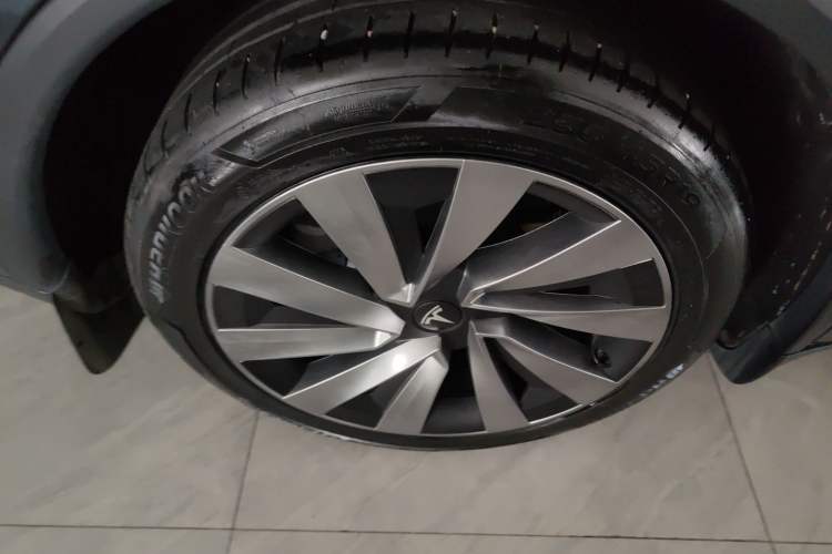 Used Tesla Model Y 2025 Long-Range All-Wheel-Drive Version