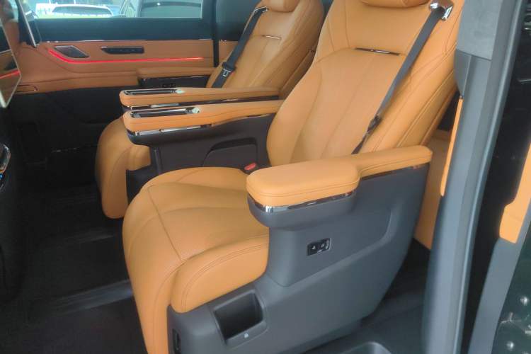 Used Geely Galaxy LEVC L380 2024 140-Degree 6-Seater All-Wheel-Drive Ultra