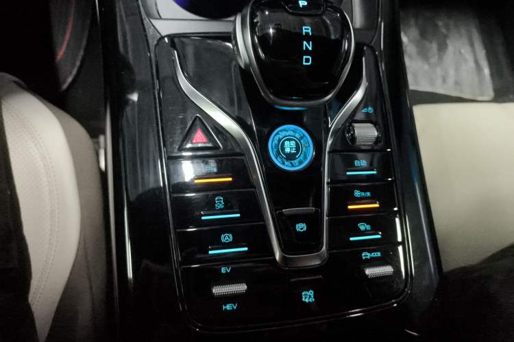 Used BYD Qin PLUS 2024 HONOR Edition DM-i 55KM Leading Model Gear Lever
