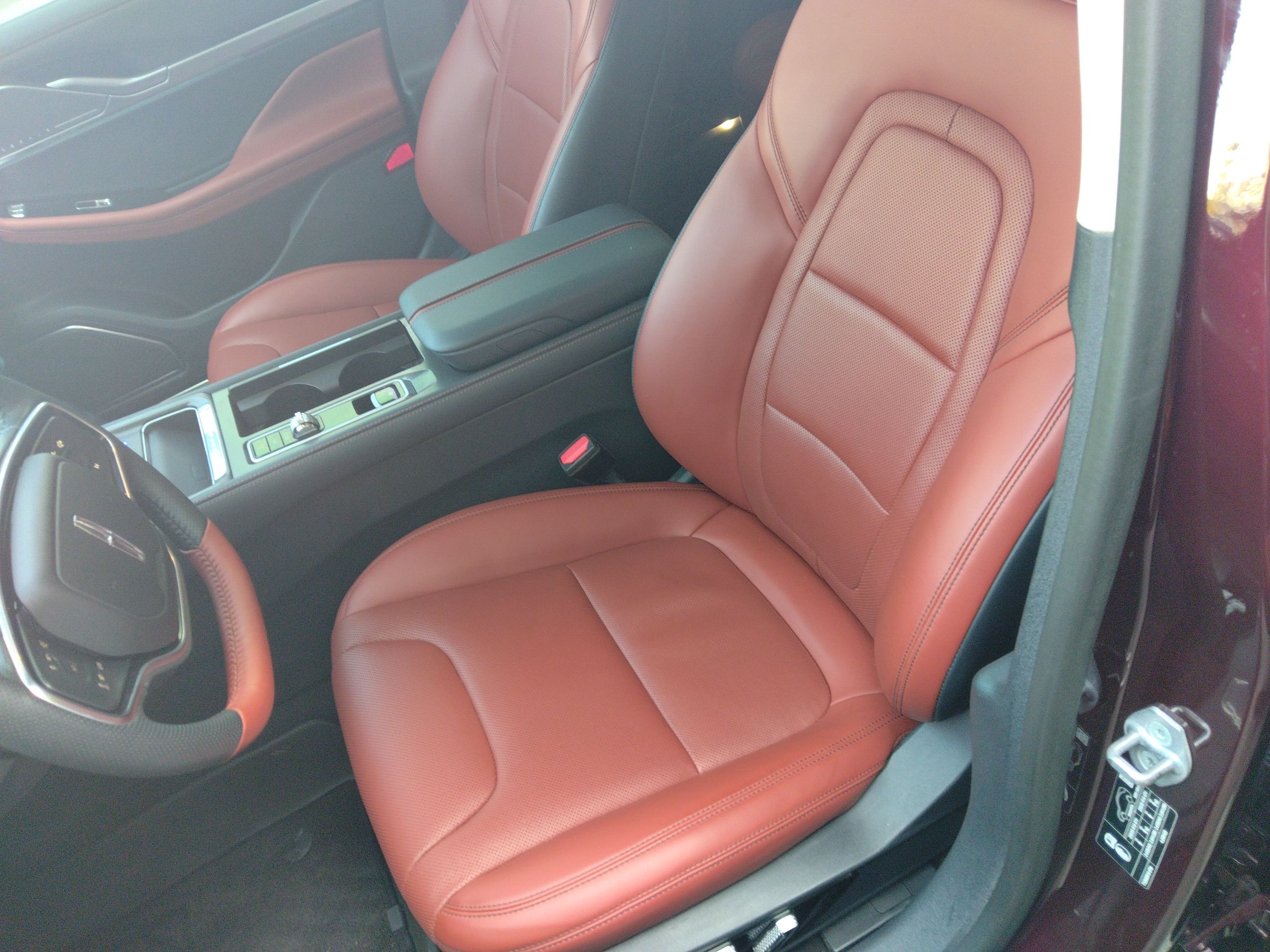 المقاعد الأمامية داخل السيارة