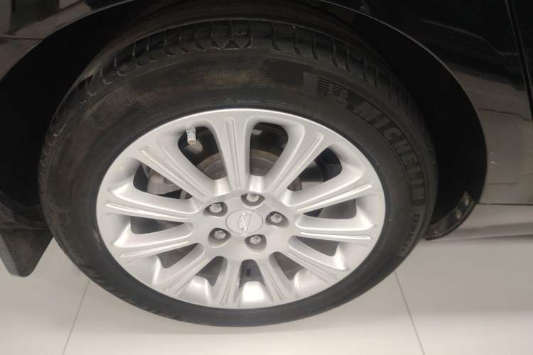 Used Cadillac XTS 2017 28T Elite Model Right Rear Wheel Hub