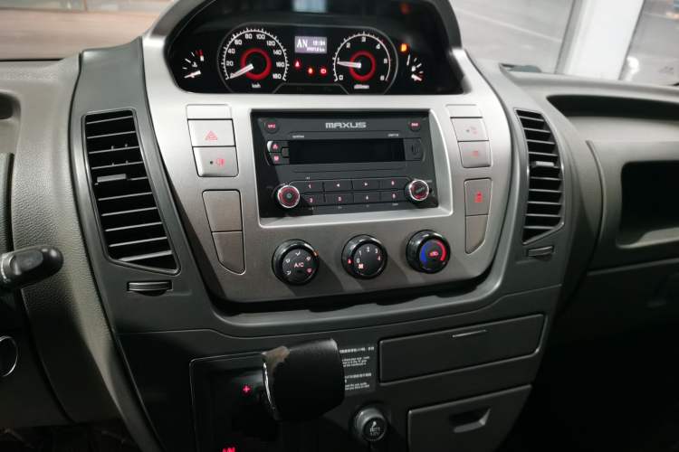 Used SAIC MAXUS Xintu V80 2017 2.5T AMT Aoyuntong China V Standard Long Wheelbase High Roof – 6 to 10 Seats
