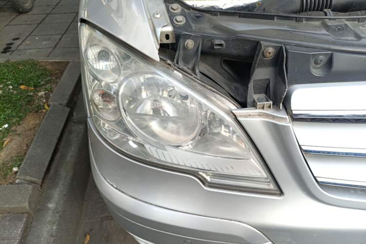 Used Mercedes-Benz Viano 2011 2.5L Prestige Edition Right Front Headlight