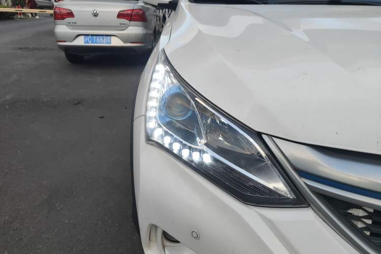 Used BYD Song New Energy 2017 Song EV300 Prestige Model Right Front Headlight