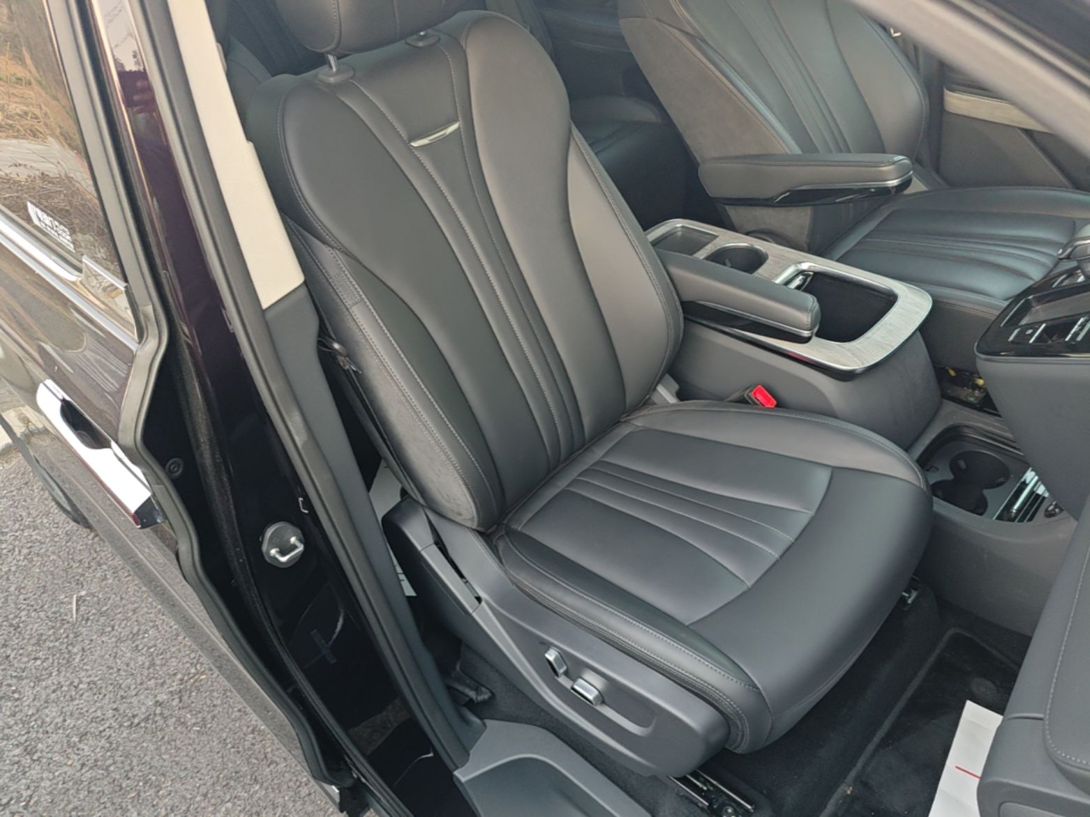 Hongqi HQ9 PHEV 2024 2.0T Four-Wheel Drive Business Edition — снимка 19