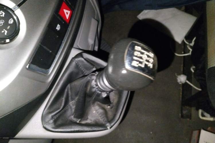 Used Dongfeng Yufeng 2020 2.3T Economy Logistics Vehicle Short Wheelbase Low Roof 5-9 Seater WP2.3
