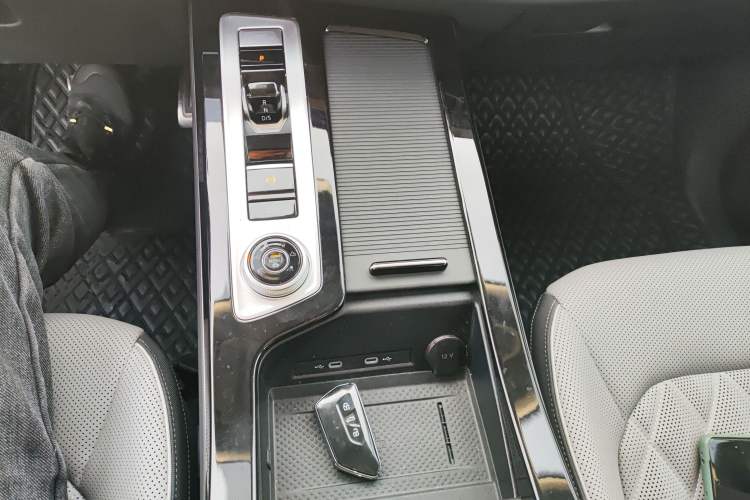 Used Volkswagen Tavendor 2024 380TSI All-Wheel Drive R-Line Cruise Edition