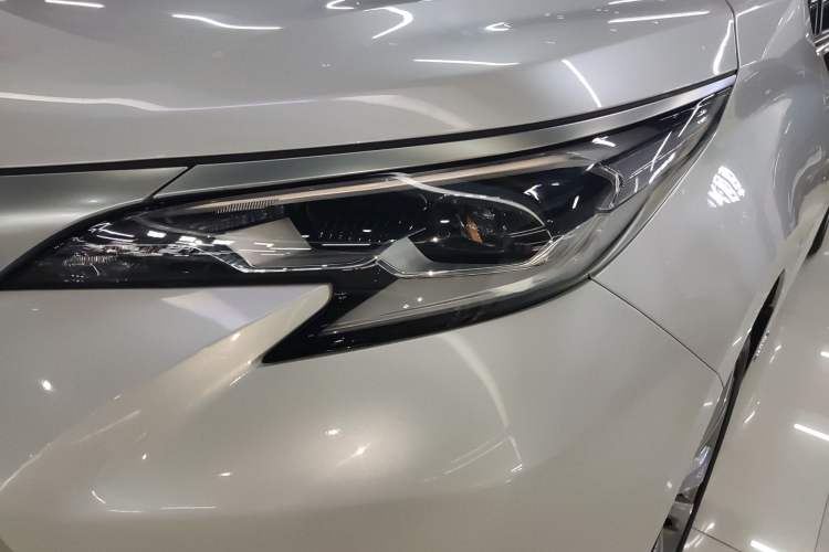 Used Toyota Sienna 2023 2.5L Hybrid Deluxe Edition