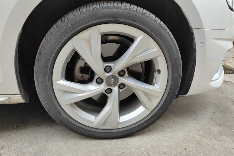 Used Audi A4L 2020 40 TFSI Luxury Prestige Edition Right Front Wheel Hub