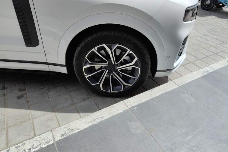 Used Lynk & Co 09 EM-P 2023 2.0TD EM-P Long-Range Version PM 7-Seater Right Front Wheel Hub