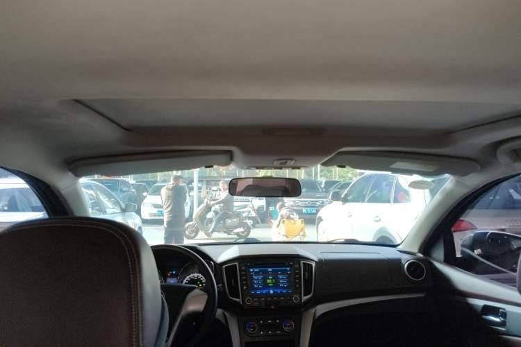 Used Venucia T70X 2015 2.0L CVT SmartFun Sport Edition
