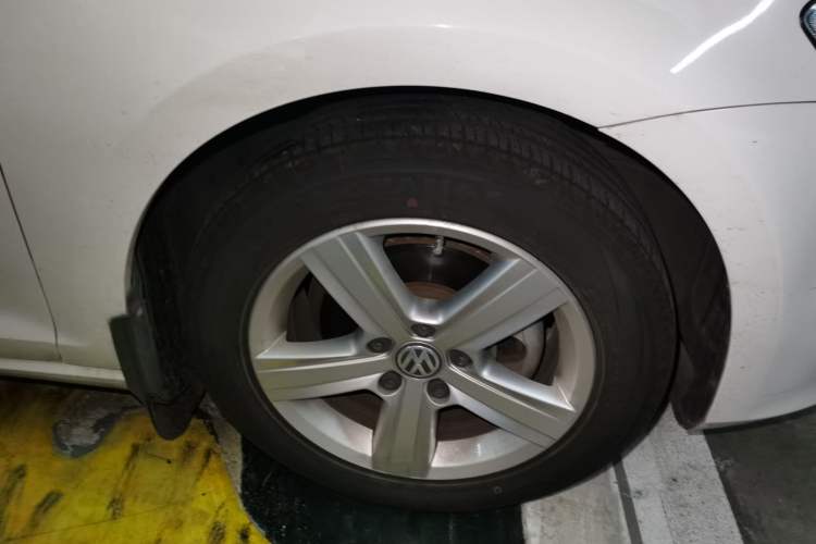 Used Volkswagen Golf 2016 230TSI Automatic Comfort Version Right Front Wheel Hub