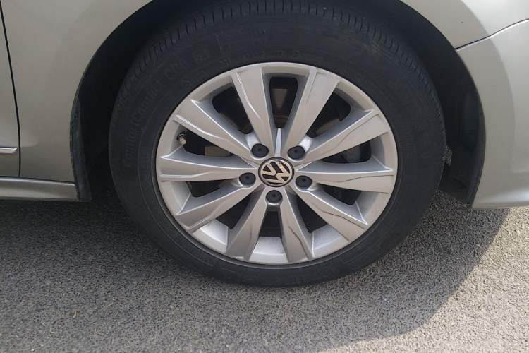 Used Volkswagen Sagitar 2015 1.6L Automatic Comfort Model Right Front Wheel Hub