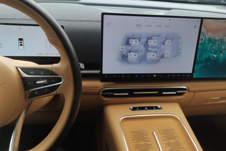 Used VOYAH Dream 2025 PHEV Four-Wheel-Drive Flagship Kunpeng Edition Audio And AC Panel