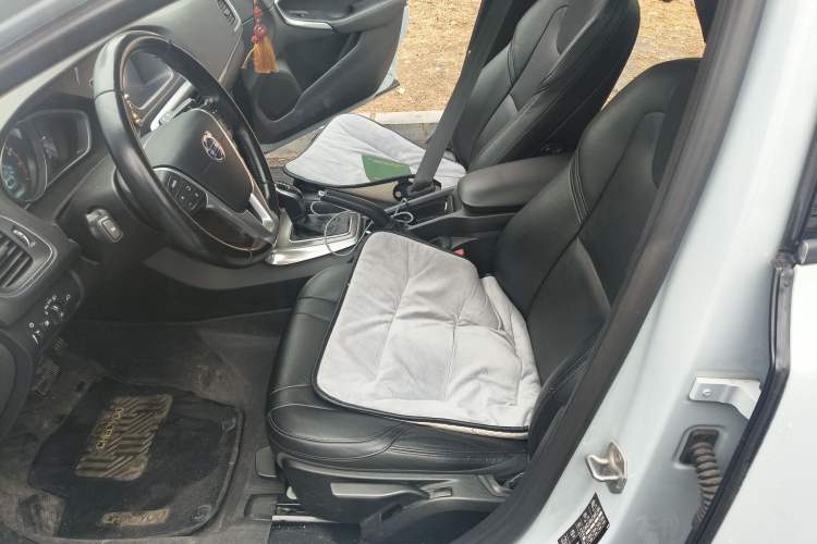 Used Volvo V40 2015 1.6T Zhiyi Edition
