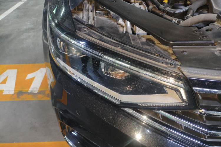 Used Volkswagen Magotan 2023 2 Million Units Commemorative Edition 330TSI DSG Luxury Version Right Front Headlight