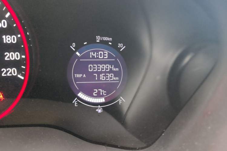 Used Honda Vezel 2017 1.8L CVT Front-Wheel Drive Pioneer Edition Odometer Close Up