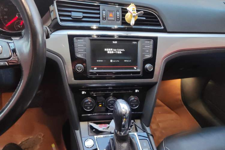 Used Volkswagen Lamando 2015 280TSI DSG Luxury Edition Audio And AC Panel