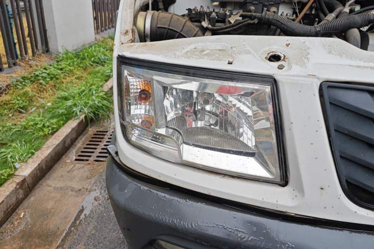 Used Iveco Daily 2021 2.8T V40 VAN厢式 Cargo Van 3-Seater Long Wheelbase Mid-Roof Design Dual Tires Manual Door Right Front Headlight