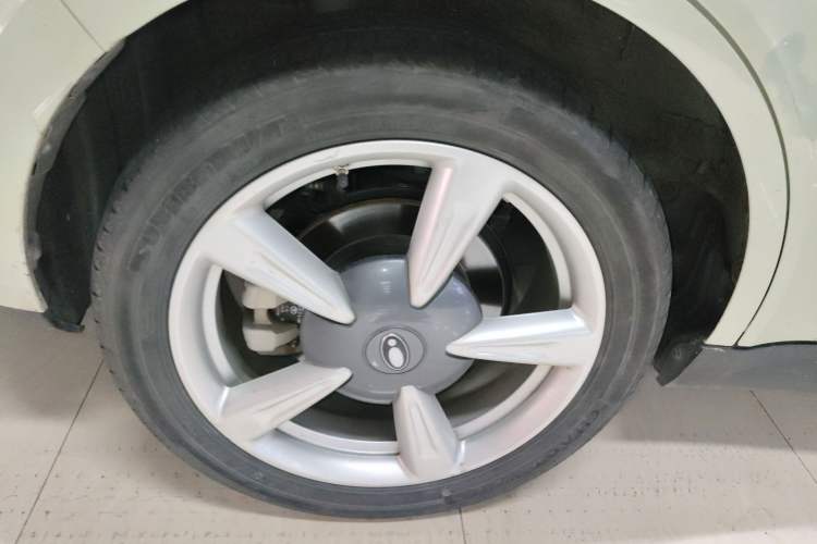 Used ORA Good Cat 2023 401 km Standard Range Premium Version Lithium Iron Phosphate Right Rear Wheel Hub