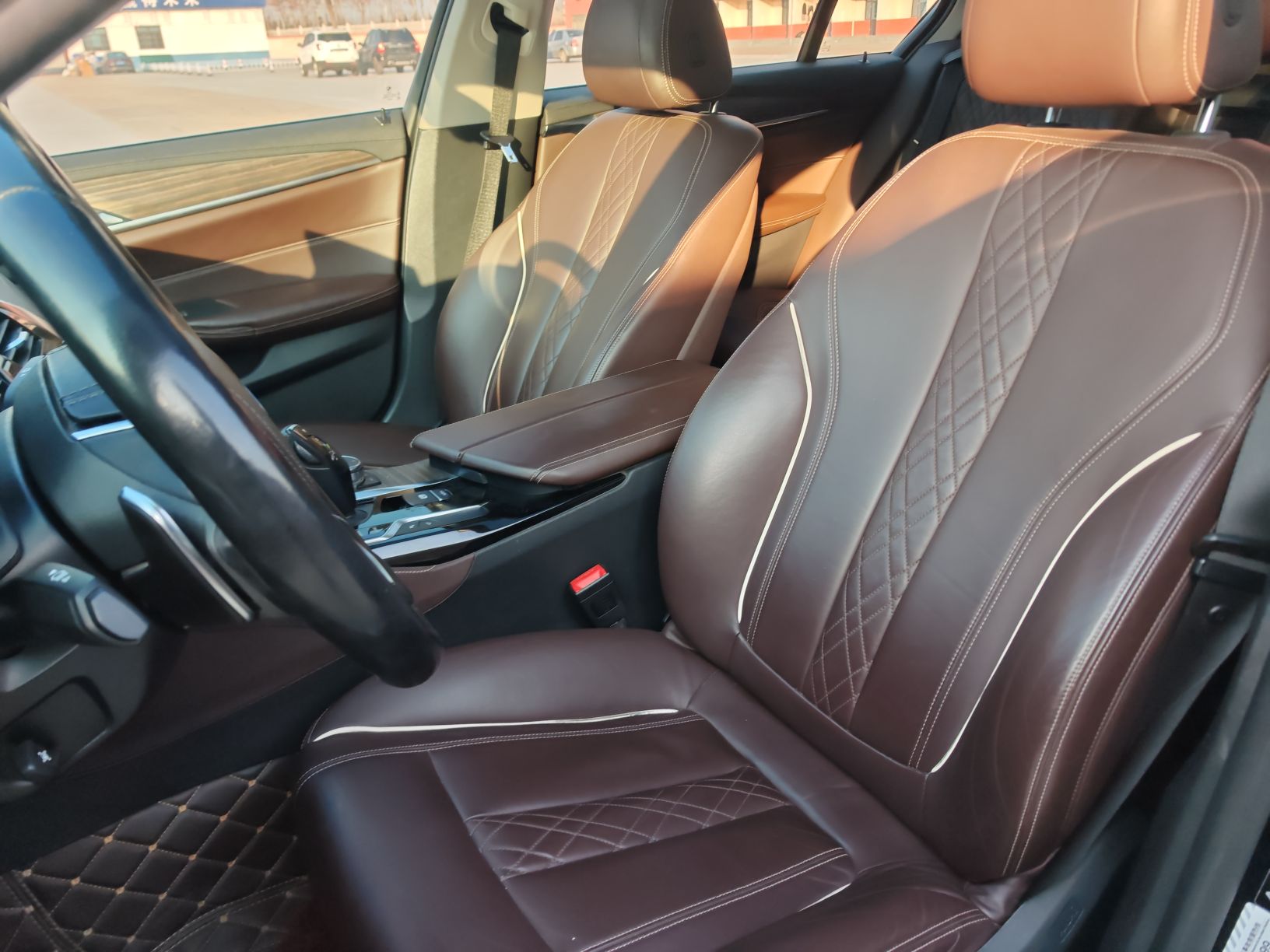 Переднее сиденье в автомобиле