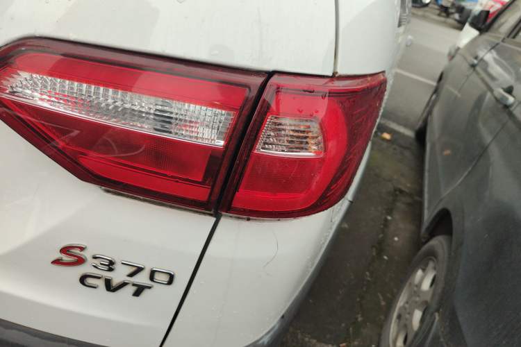 Used Dongfeng Fengon 370 2018 S370 1.5L CVT Luxury 7-Seater Right Rear Taillight