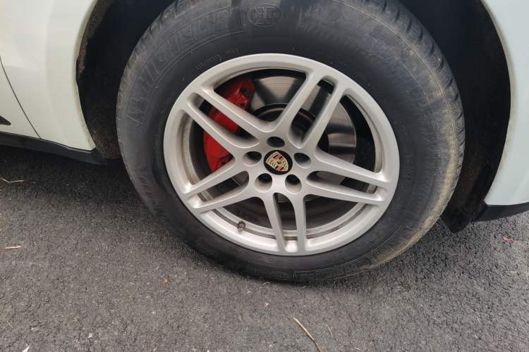 Used Porsche Macan 2021 Macan 2.0T Right Front Wheel Hub