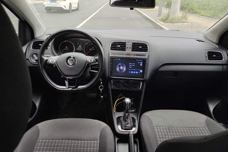 Used Volkswagen Polo 2016 1.6L Automatic Comfort Model Center Console