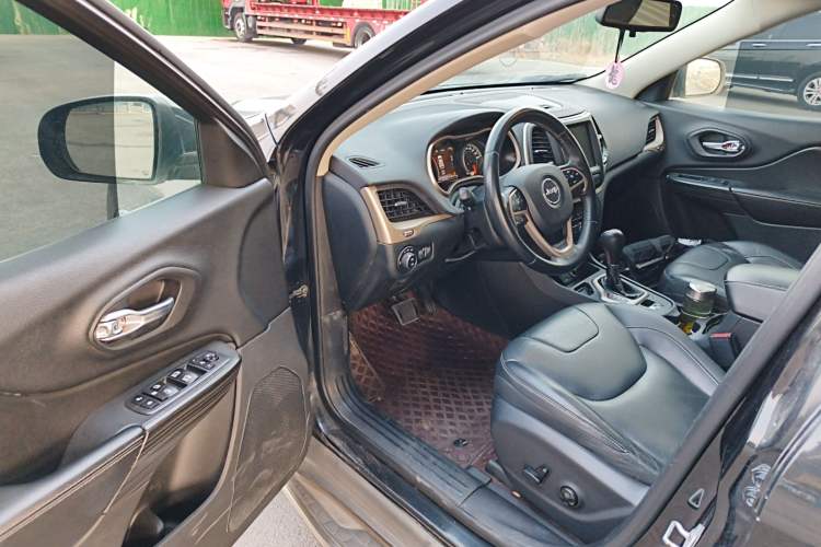 Used Jeep Cherokee 2016 2.4L Leading Smart Version