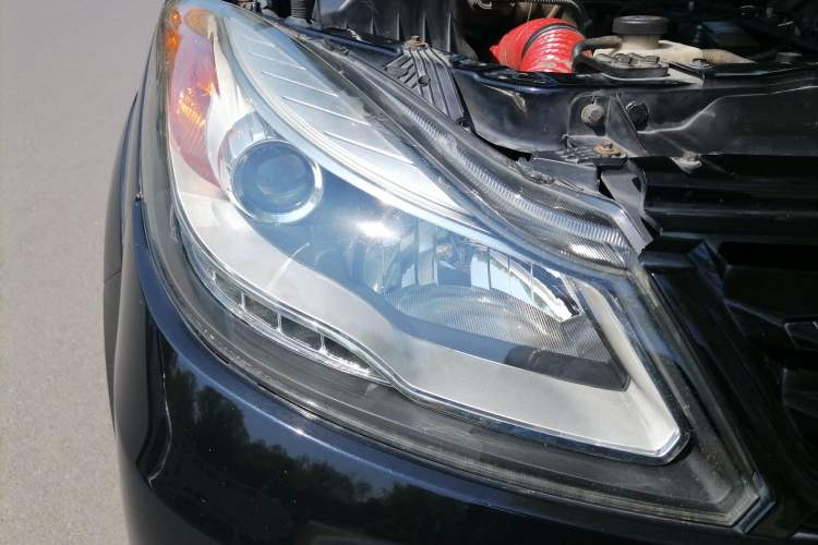 Used JMC Yusheng S350 2013 2.4T Automatic 2WD Diesel Luxury Edition 5 Seats Right Front Headlight