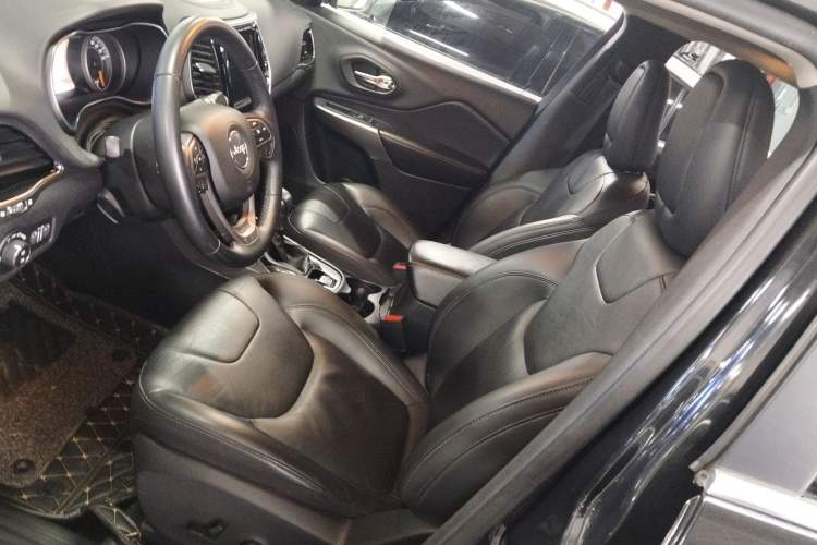 Used Jeep Cherokee 2019 2.0T Two-Wheel Drive Smart Enjoyment Version China VI