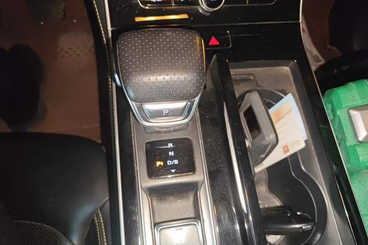 Used Roewe i6 MAX 2020 300TGI Automatic Supreme Edition with Cool Sunroof and Advanced Driving Features Gear Lever