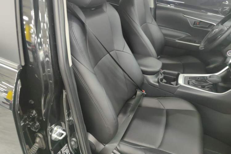 Used Toyota Wildlander 2022 Updated Version 2.0L CVT Two-Wheel Drive Leading Edition Right Front Seat