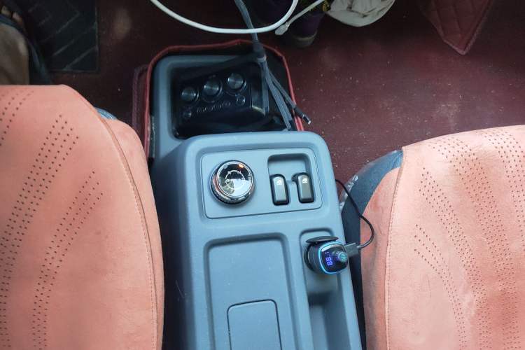 Used Wuling Yangguang 2025 Model 310KM Bus Edition—Customized by CATL
