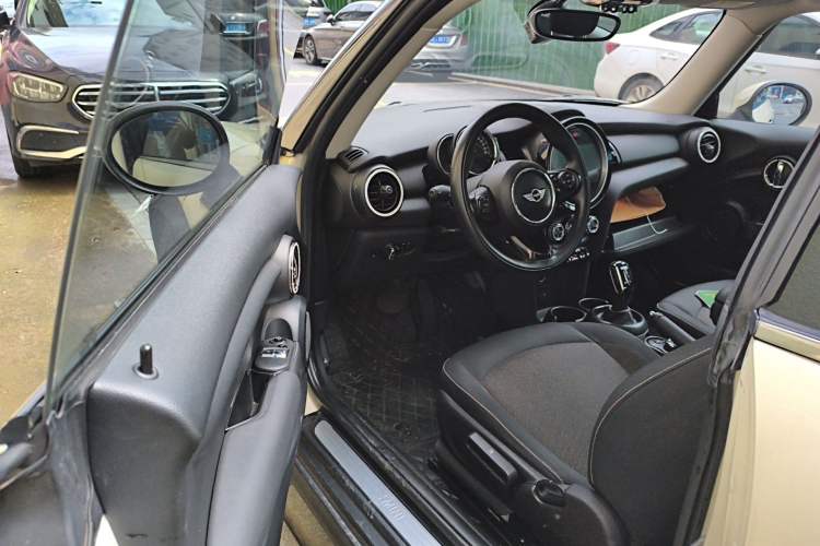Used MINI 2018 1.5T ONE Driver Seat