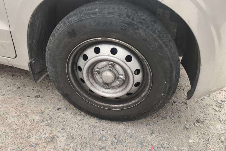 Used Wuling Hongguang V 2021 1.5L Jingqu Edition Enclosed-Window Vehicle LAR Right Front Wheel Hub