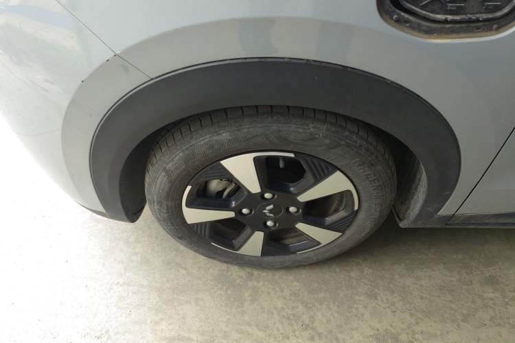 Used Wuling Bingo PLUS 2024 510 km Flagship Edition Four-Seater Version Left Front Wheel Hub