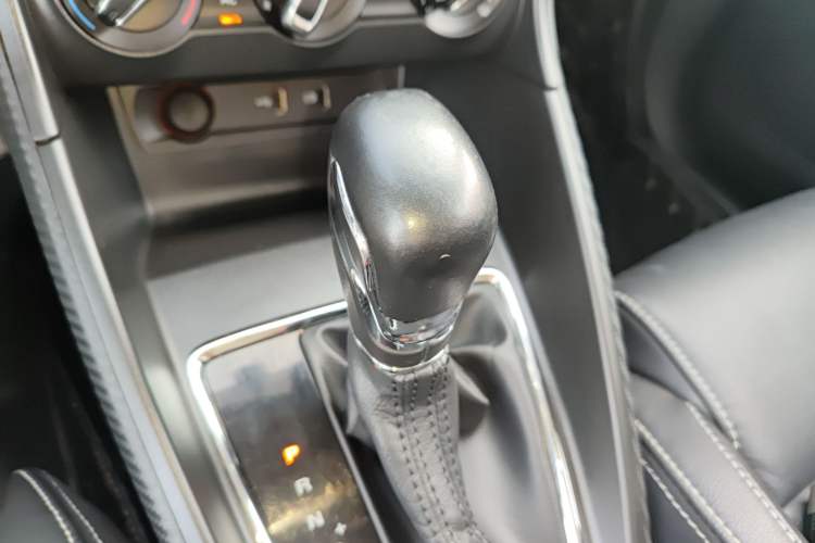 Used MG ZS 2017 1.5L Automatic Luxury Edition Gear Lever