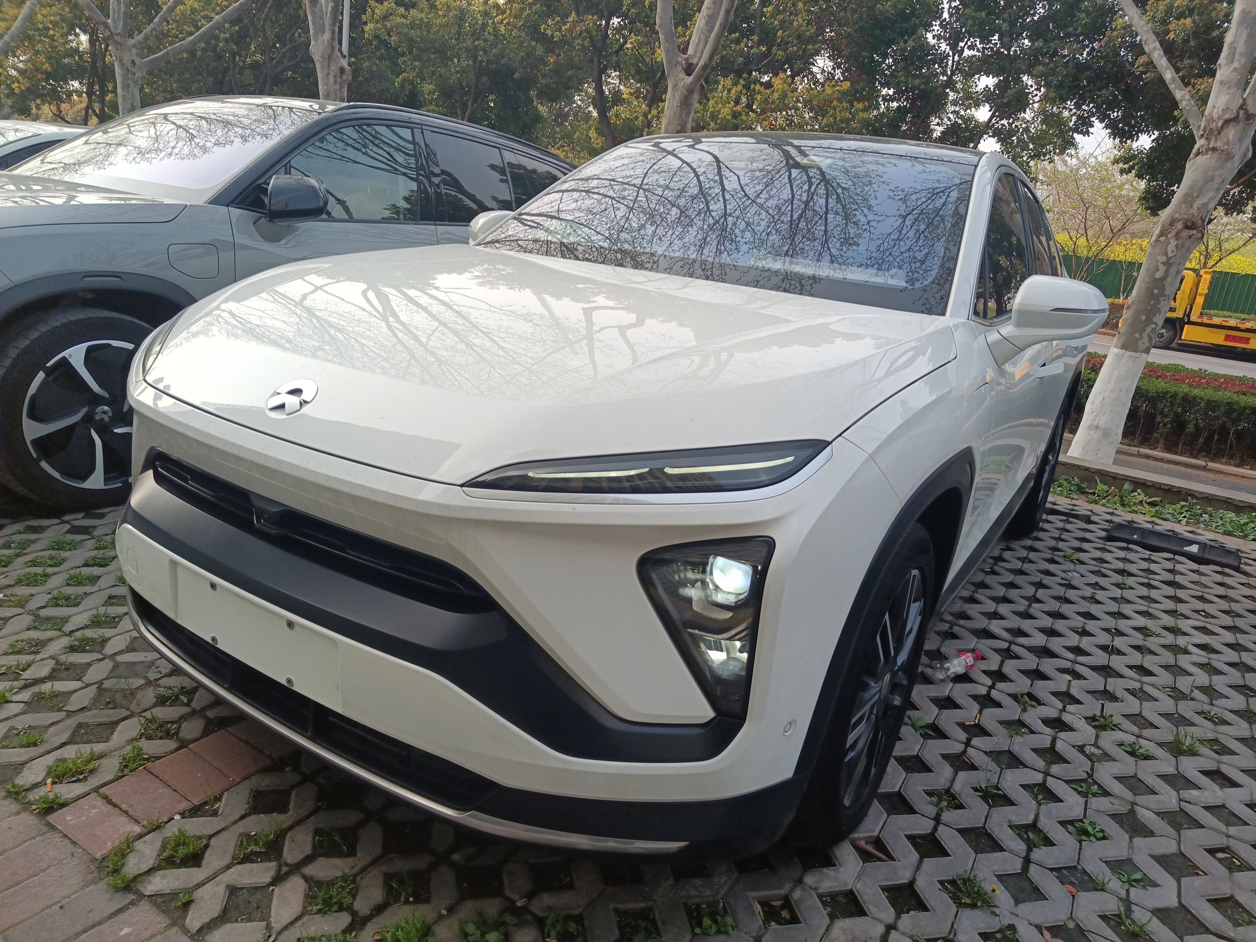 Под передней частью автомобиля