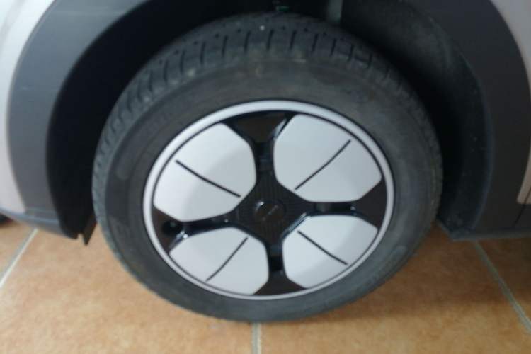 Used Geely Galaxy Geome 2025 310km Youth Edition Left Front Wheel Hub