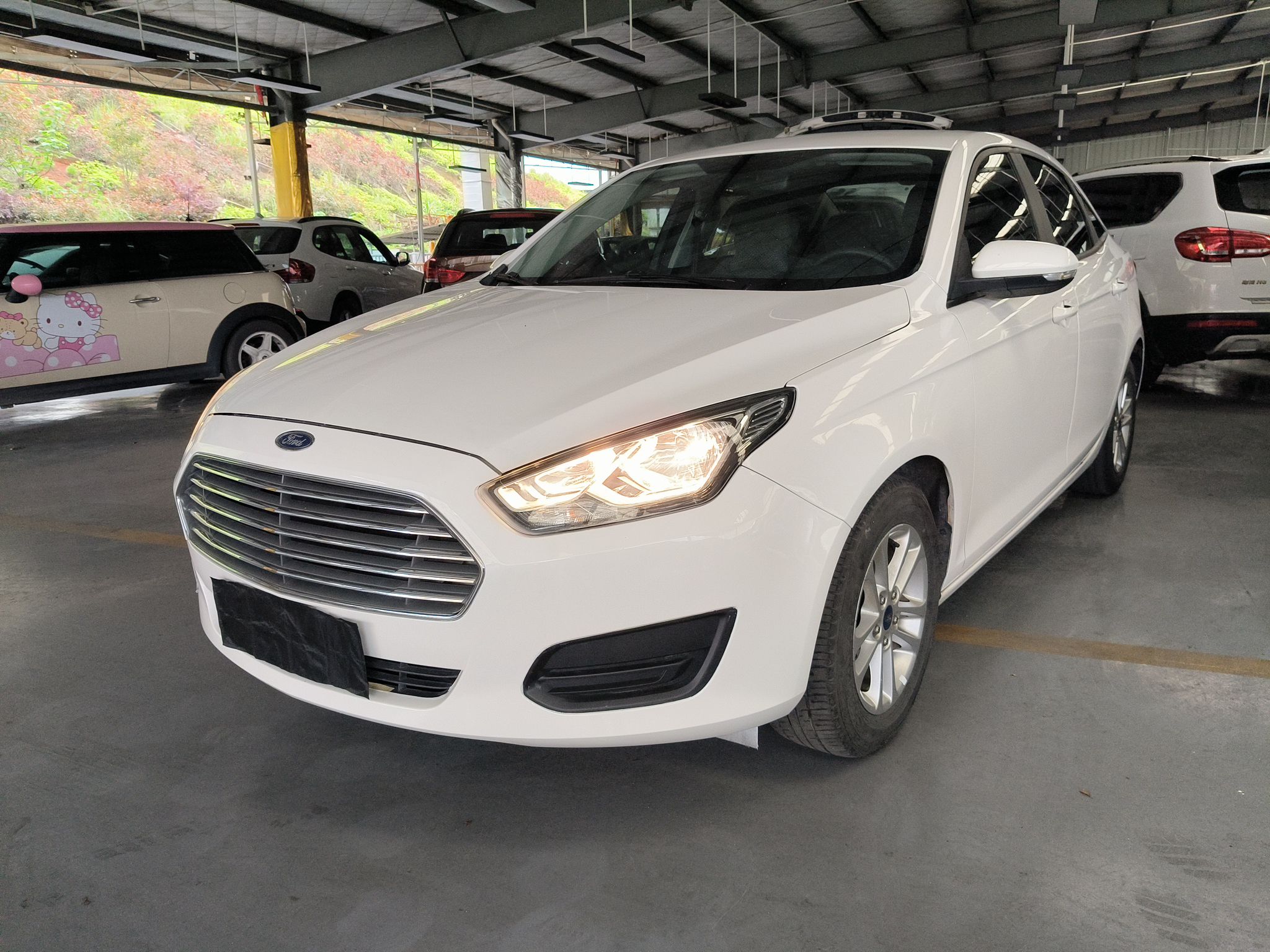 Под передней частью автомобиля