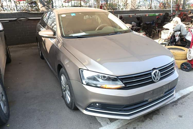 Used Volkswagen Sagitar 2016 230TSI 25th Anniversary Edition Front Right 45 Deg