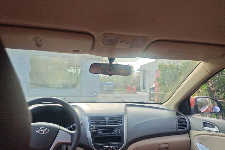 Used Hyundai Verna (older generation) 2010 Sedan 1.4L Manual Comfort GS Headliner