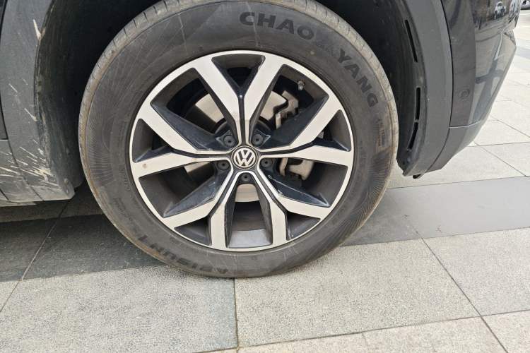 Used Volkswagen Teramont 2020 Revised Version 330TSI Two-Wheel Drive Luxury Edition Right Front Wheel Hub