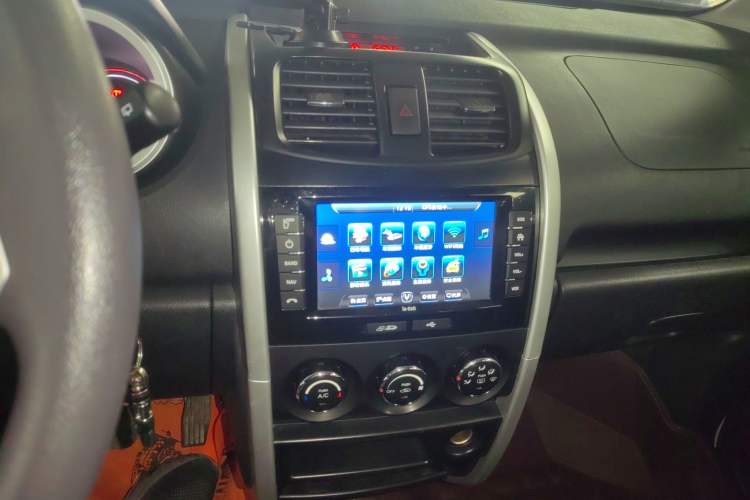 Used CHANGAN CX20 2014 1.4L IMT Sunroof Navigation Version China V Standard Audio And AC Panel
