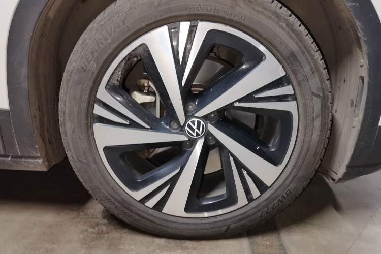 Used Volkswagen ID.6 CROZZ 2022 Long-Range Lite PRO Edition Right Front Wheel Hub