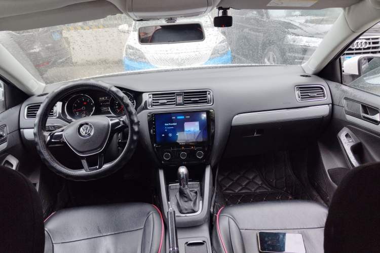 Used Volkswagen Sagitar 2015 230TSI Automatic Comfort Version Center Console