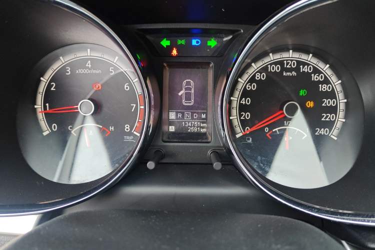 Used Venucia T70 2015 2.0L CVT Smart Edition Odometer Close Up