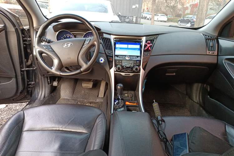 Used Hyundai Sonata 2011 2.0L Automatic Luxury Edition Center Console