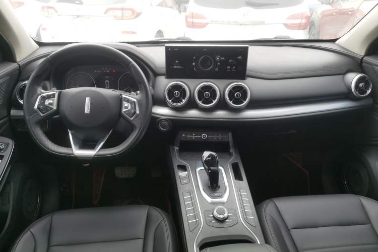 Used Wey VV5 2020 1.5T Two-Wheel Drive Color Pioneer Center Console